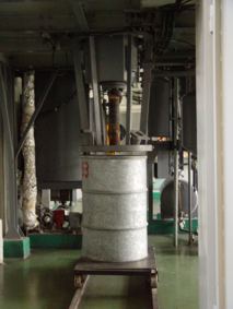 Pojemnik, w ktorym przechowywane sa odpady niebezpieczne z reaktora po wczesniejszej ich utylizacji